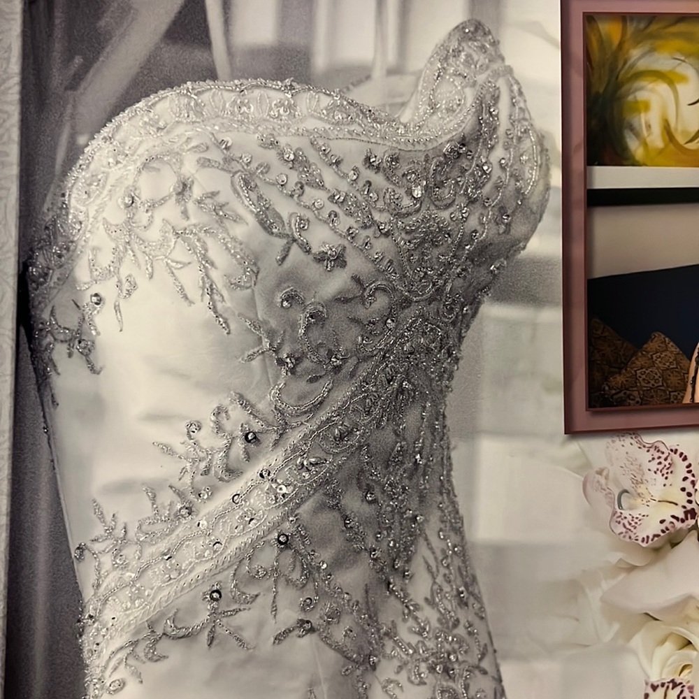 Sweetheart A-line strapless Wedding gown with Train, embroidery, sequins,size 10